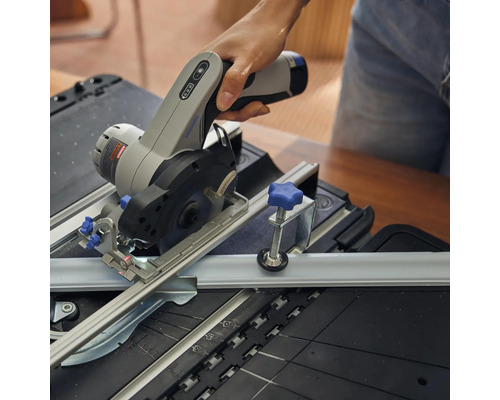 Miniatúrna kotúčová píla Dremel s vodiacou lištou v ruke