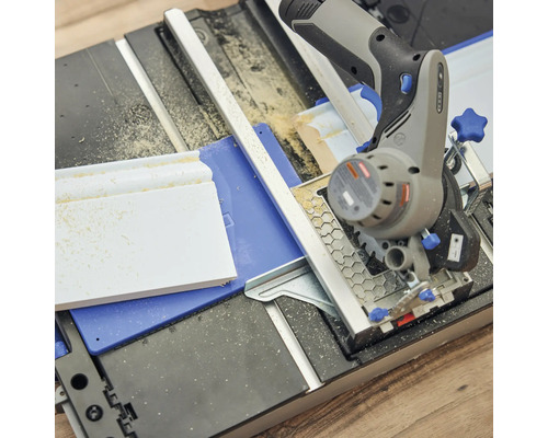 Pokosová píla reže obrobok.