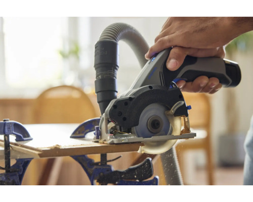 Akumulátorová ručná okružná píla používaná na rezanie kusa dreva