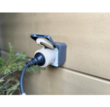 Nabíjacia stanica pre elektromobily s pripojenou zástrčkou na stene