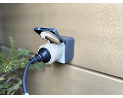 Nabíjacia stanica pre elektromobily s pripojenou zástrčkou na stene