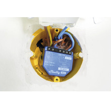 Elektrický spínač v žltej spojovacej krabici s káblami