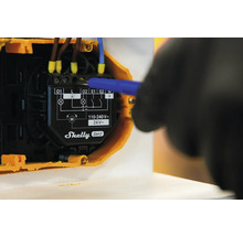 Relé inteligentnej domácnosti Shelly Gen3 s pripojenými káblami