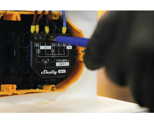 Relé inteligentnej domácnosti Shelly Gen3 s pripojenými káblami