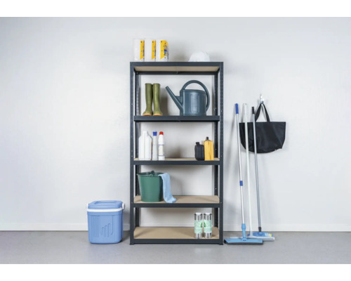 Regál so záhradnými doplnkami ako krhla, gumáky a čistiace prostriedky