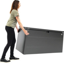 Žena tlačí sivý záhradný box.