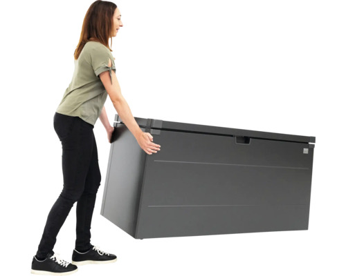 Žena tlačí sivý záhradný box.