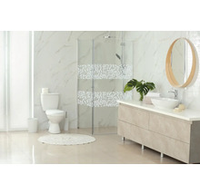 Svetlá kúpeľňa so sprchou, toaletou, umývadlom a zrkadlom