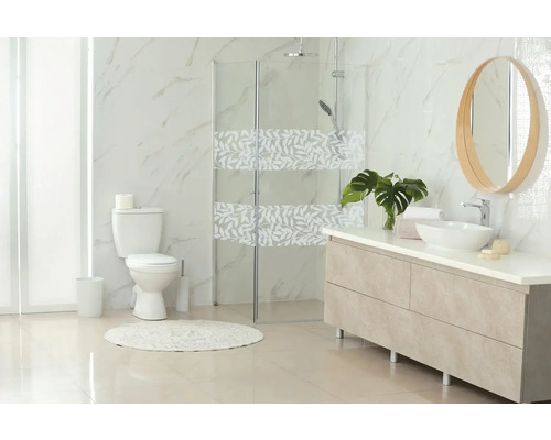 Svetlá kúpeľňa so sprchou, toaletou, umývadlom a zrkadlom