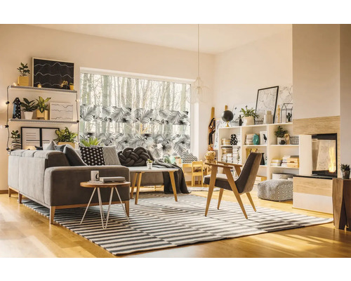 Obývacia izba s pohovkou, policami, oknom a pruhovaným kobercom