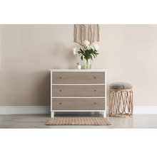 Komoda s tromi zásuvkami, stolička a dekorácie