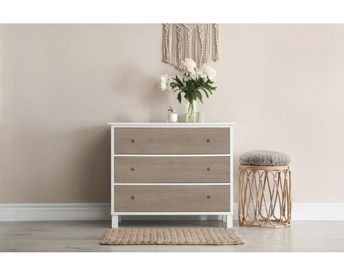 Komoda s tromi zásuvkami, stolička a dekorácie