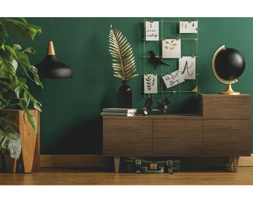 Obývacia izba s komodou, dekoráciou a izbovou rastlinou pre útulnú atmosféru