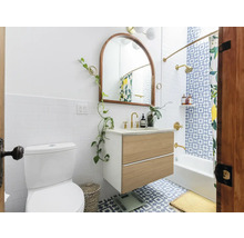 Kúpeľňa s toaletou, umývadlovou skrinkou, zrkadlom a vaňou so sprchovým závesom