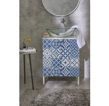 Kúpeľňa s umývadlovou skrinkou, umývadlom na dosku, zrkadlom a kobercom