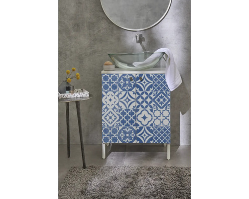 Kúpeľňa s umývadlovou skrinkou, umývadlom na dosku, zrkadlom a kobercom