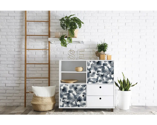 Pohľad do izby s bielou úložnou skriňou, rebríkom a izbovými rastlinami pred bielou tehlovou stenou