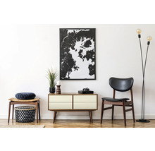 Obývacia izba s komodou, stoličkou, lampou a dekoráciou