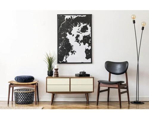 Obývacia izba s komodou, stoličkou, lampou a dekoráciou