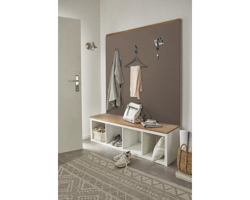 Predsieň s šatníkovým panelom, lavica s úložným priestorom, koberec a dekorácie