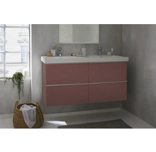 Kúpeľňa s umývadlovou skrinkou, zrkadlom a úložným priestorom