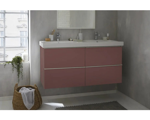 Kúpeľňa s umývadlovou skrinkou, zrkadlom a úložným priestorom