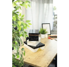 Stoh troch dekoratívnych škatúľ na stole