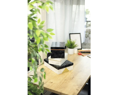 Stoh troch dekoratívnych škatúľ na stole