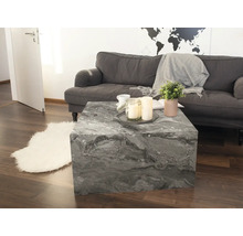 Obývacia izba so sivou pohovkou a štvorcovým konferenčným stolíkom s mramorovým vzhľadom