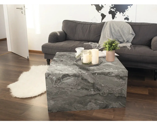 Obývacia izba so sivou pohovkou a štvorcovým konferenčným stolíkom s mramorovým vzhľadom