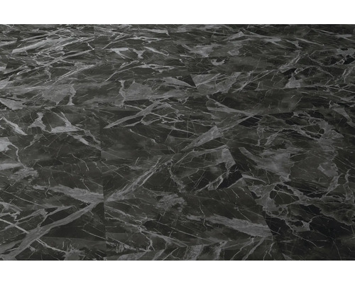 Podlaha s tmavým mramorovým dekorom