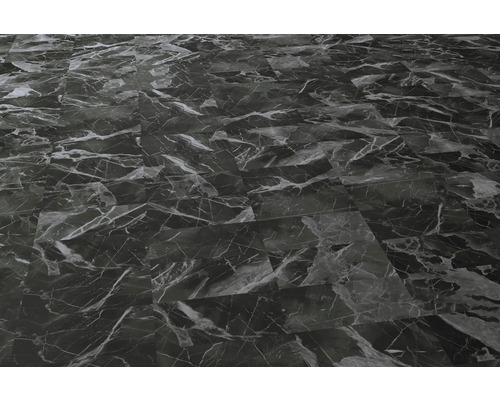 Položená podlaha s mramorovým vzhľadom.