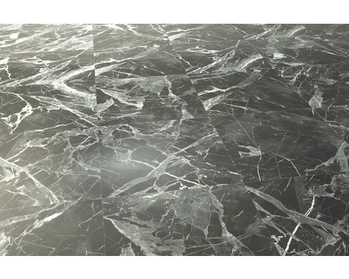 Položené podlahové dlaždice s mramorovým vzhľadom