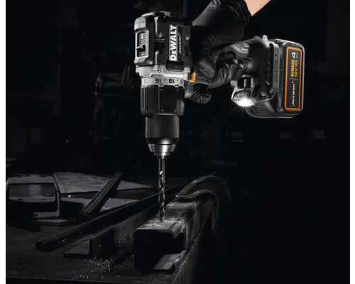 Akumulátorový vŕtací skrutkovač DeWalt vŕta do kusa kovu