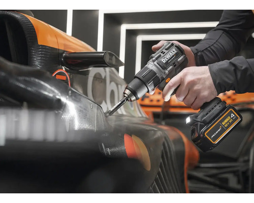 Akumulátorový skrutkovač DeWalt používaný na aute