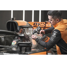 Mechanik používa akumulátorový vŕtací skrutkovač DeWalt na závodnom aute.