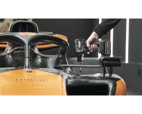 Akumulátorový skrutkovač používaný na pretekárskom aute