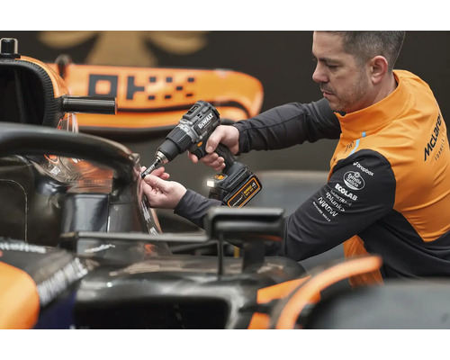 Osoba používa akumulátorový skrutkovač DeWalt na pretekárskom aute.