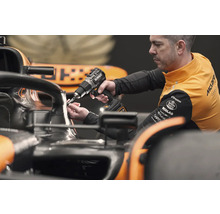 Mechanik používa akumulátorový skrutkovač DeWalt na závodnom aute.