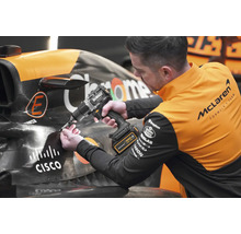 Mechanik používa akumulátorový vŕtací skrutkovač DeWalt na závodnom aute.