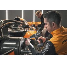 Mechanik používa akumulátorový skrutkovač DeWalt na pretekárskom vozidle Formuly 1.