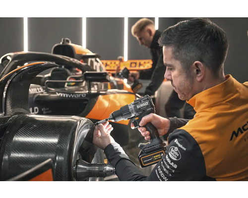 Mechanik používa akumulátorový skrutkovač DeWalt na pretekárskom vozidle Formuly 1.