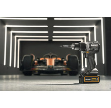Akumulátorový vŕtací skrutkovač DeWalt McLaren Edition pred pretekárskym autom