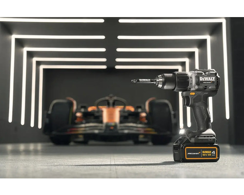 Akumulátorový vŕtací skrutkovač DeWalt McLaren Edition pred pretekárskym autom
