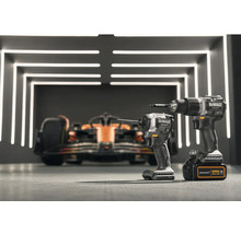 Dva akumulátorové vŕtacie skrutkovače DeWalt pred pretekárskym vozidlom Formuly 1