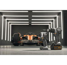 Dva akumulátorové skrutkovače DeWalt McLaren pred pretekárskym vozidlom