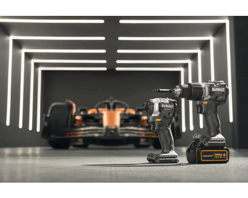 Dva akumulátorové skrutkovače DeWalt McLaren pred pretekárskym vozidlom