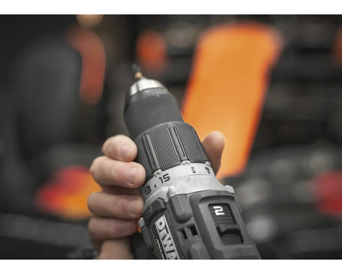 Ruka drží akumulátorový vŕtací skrutkovač DeWalt