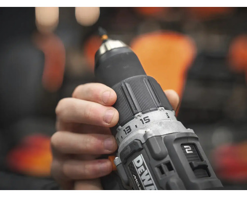 Detailný záber ruky držiacej akumulátorový skrutkovač