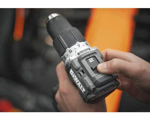 Akumulátorový vŕtací skrutkovač DeWalt v ruke